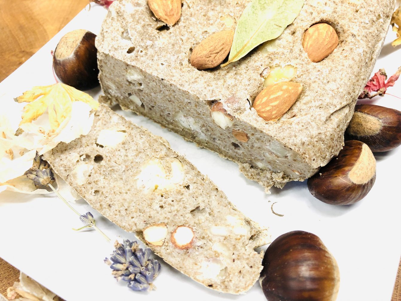 Buchweizen Chia Brot mit Mandeln und Maronen